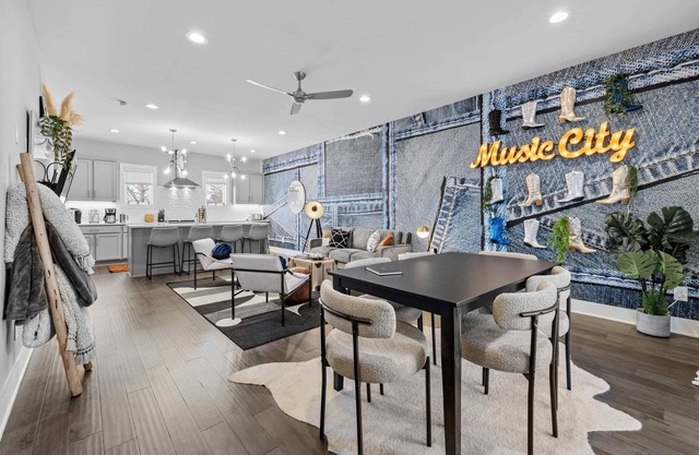 5 mins to DT! Gameroom~ Balcony~ Karaoke~Sleeps 10