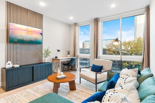5 mins to Old Town! Sleeps 4! With Rooftop Views!