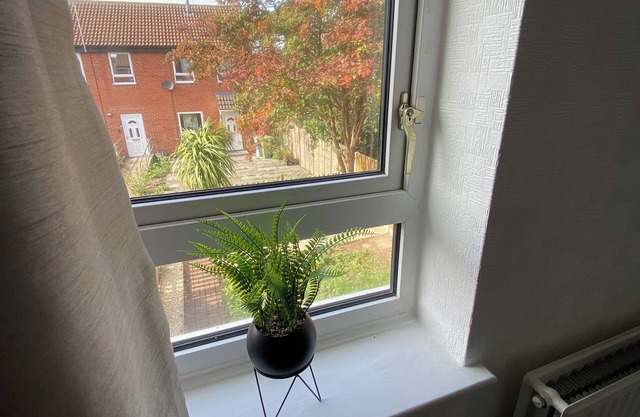 5 mins walk to the riverside and town/restaurants/castle/showground 5 min drive