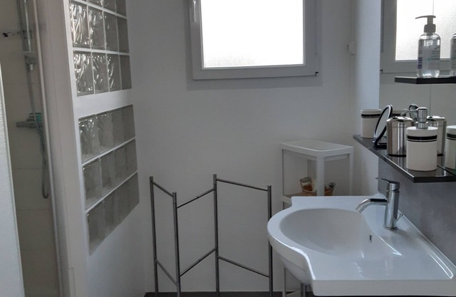 5 minutes from the beach and shops, apartment on 1st floor of a house.