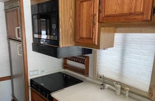 5 minutes from Playa Del Rey Beach - Comfortable shared mobile home!