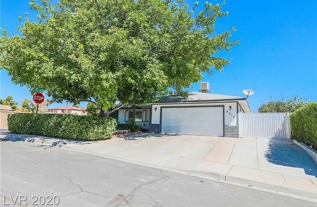 5 minutes to Airport and the Strip- 3Bedroom, 2Bath, Great Pool