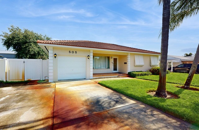 5 Minutes to Beach | Sparkling Tropical Getaway | Large Screened Lanai