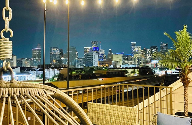 5 minutes to Downtown with GARAGE Gated 1.9 miles from George R Brown!