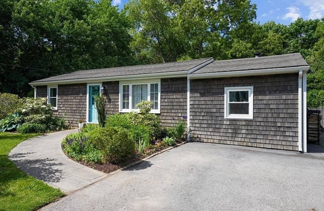 5 Minutes to Wickford & the Town Beach! Beautiful, pet friendly coastal home!