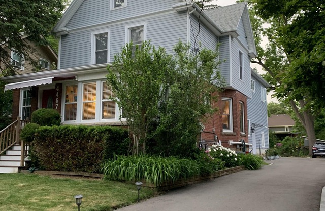 5 minutes walking to the Niagara Falls! Family-size suite with private entrance.