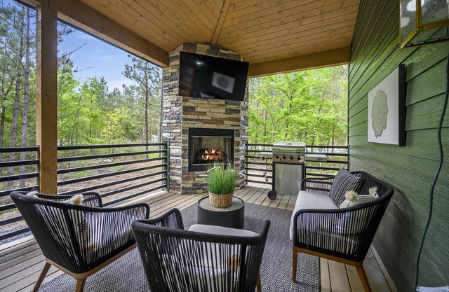 5 More Minutes - EV Charger, Hot Tub, Firepit, Secluded, Creek
