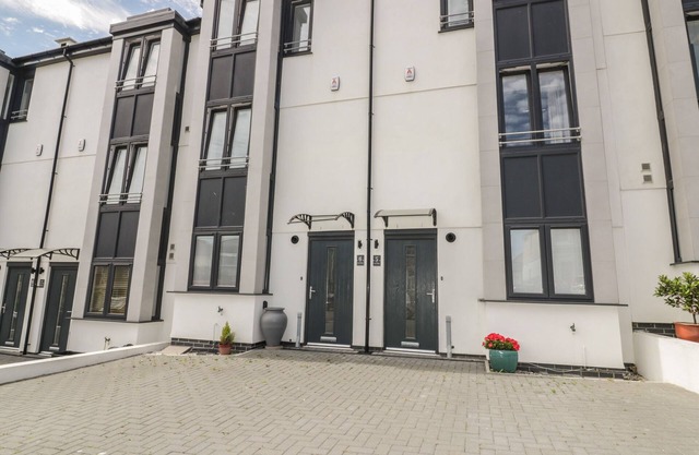 5 OCEAN HEIGHTS, pet friendly, country holiday cottage in Newquay
