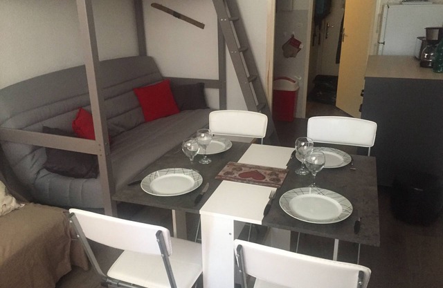 5-person studio with balcony, breathtaking view of the valley, at the foot of the slopes.
