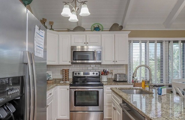 5-Star Cottage w/Golf Views! Close to Beach, Neighborhood Pool! Amenity Cards!