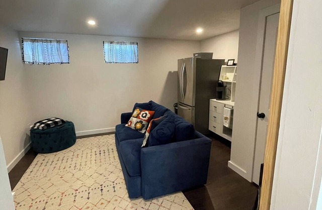 5 Star Cozy, Clean and Bright Private Walkout
