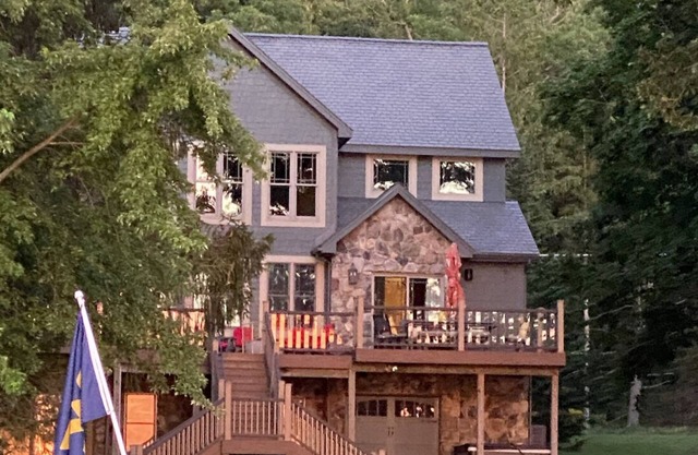5 Star GORGEOUS Deep Creek Lake Home on Lake