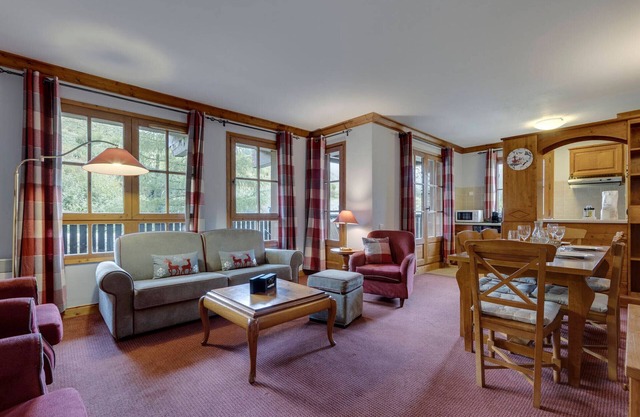 5-Star Ski-In/Out Apartment with Pools & Jacuzzi in Arc 1950