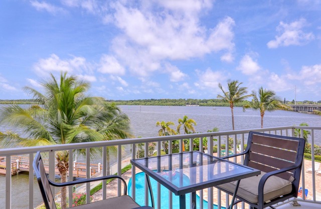 5-Star Waterfront Condo with amazing reviews! Mins to Beach! Great location!