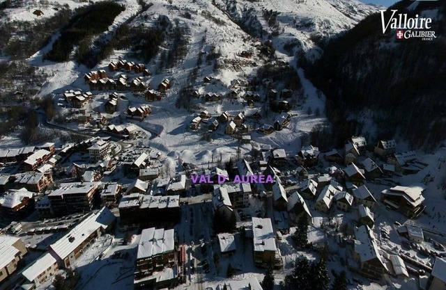 50 meters from the cable cars, ski schools, nurseries, private parking
