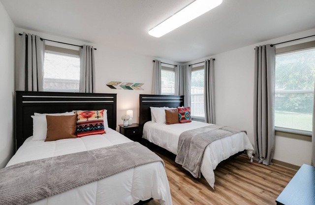 50% off- 2BR 1BA Apt- Free Parking-Equipped kitchen- Monthly Rental