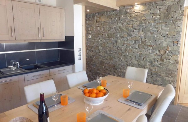 50m from ski slopes, 4th floor, balcony, parking, tv, ski locker, 57m², Champagny-en-Vanoise