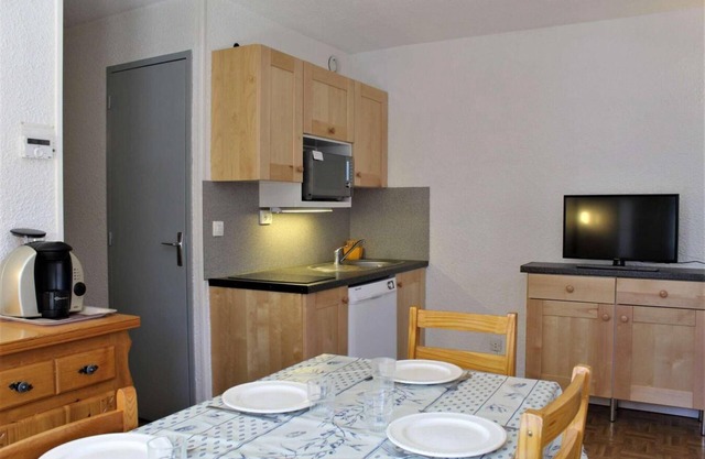 50m from shops, 2nd floor, balcony, tv, ski locker, 34m², Risoul