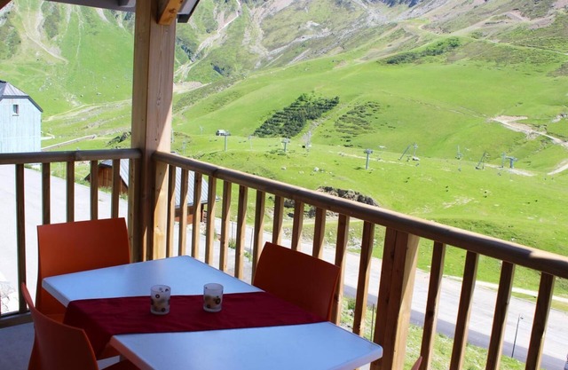 50m from ski slopes, view ski slopes, swimming pool, terrace, parking, tv, ski locker, 49m²