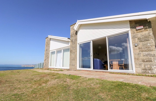 57 CLIFF END, family friendly in Freshwater