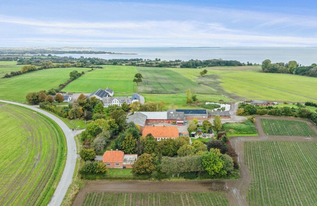 580 m2 countryside idyll with activity room