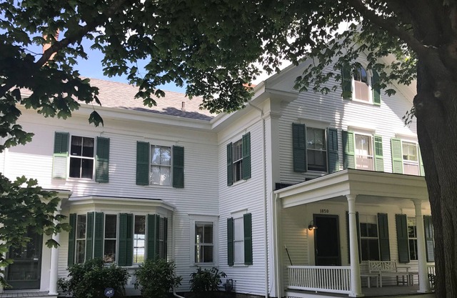 5B/3Ba Cape Cod Farmhouse Near Northside Beaches. Huge Yard, Great Views