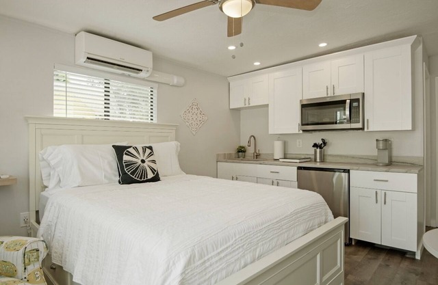 5B Newly Renovated Studio at Coastal Cottages!