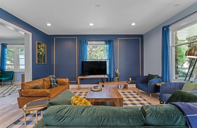 5bd Movie Theater - 7mins to UND - Backyard BBQ