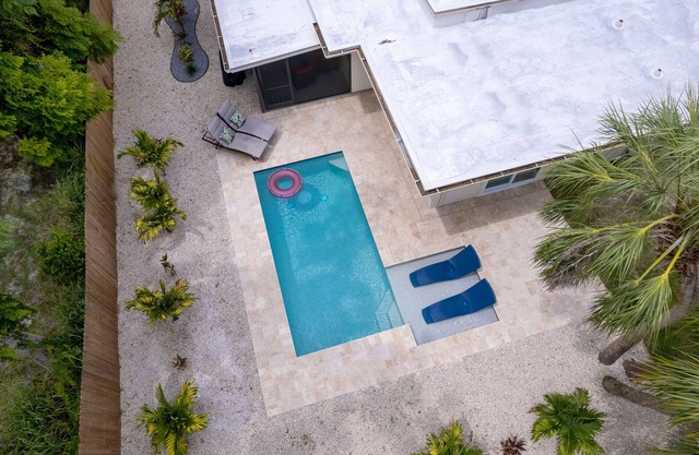 5bdr newly remodeled house, heated pool & minutes to Siesta Key beach!