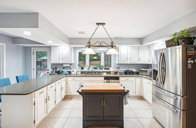 5BR/4BA Spacious Home W/Pool. 27 mile drive to the beach
