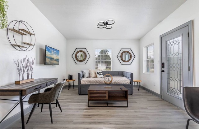 5BR Getaway Kitchen, Wi-Fi & Pet-Friendly