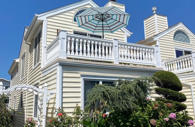5BR on Central Ave, 1.5 blocks from beach in Gold Coast
