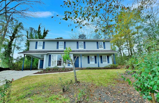 5BR Spacious Retreat: Hot Tub, BBQ, Play Area