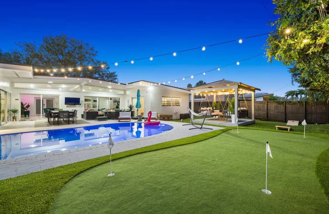 5BR Villa w/ Heated Pool, Games, Fire Pit, Golf, Cabana, 10-mn from Beach