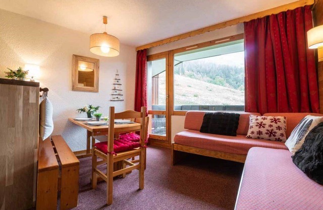 5m from ski slopes, 4th floor, view mountain/ski slopes, balcony, tv, ski locker, 33m², Valmorel
