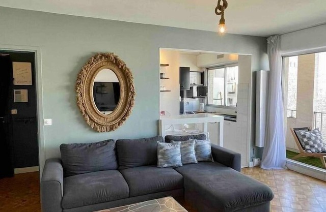 5mn Beaugrenelle shopping center, 15mn Eiffel Tower, Charles-Michel district !
