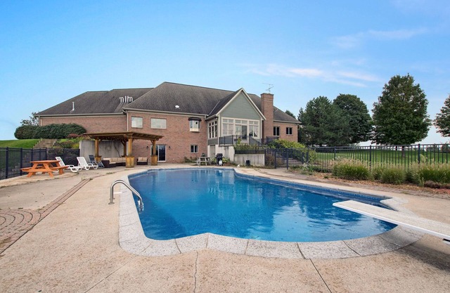 6,000 SqFt -10 Acres, Basketball Court, Game Room, Heated Pool, Arcades,Privacy!