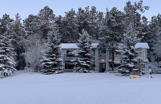 6 acres, Hot tub, Pikes Peak ⛰ View, Sleeps 8