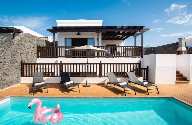 6 Bed Holiday Villa | Heated Pool | Hot Tub | Beach & Waterparks | Playa Blanca