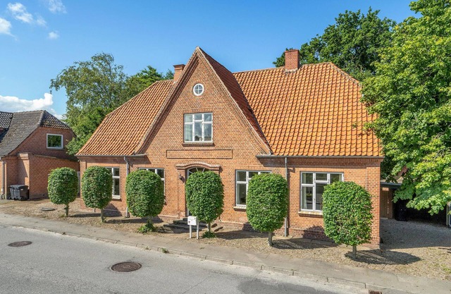 6 bedroom amazing home in Roslev