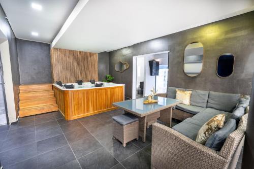 6 bedroom and Jacuzzi 1 block from LLeras P6