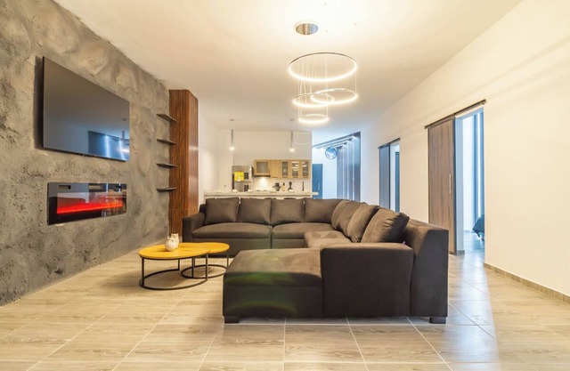 6-bedroom apartment right next to Park LLears, massive jacuzzi, Ac in all beds.
