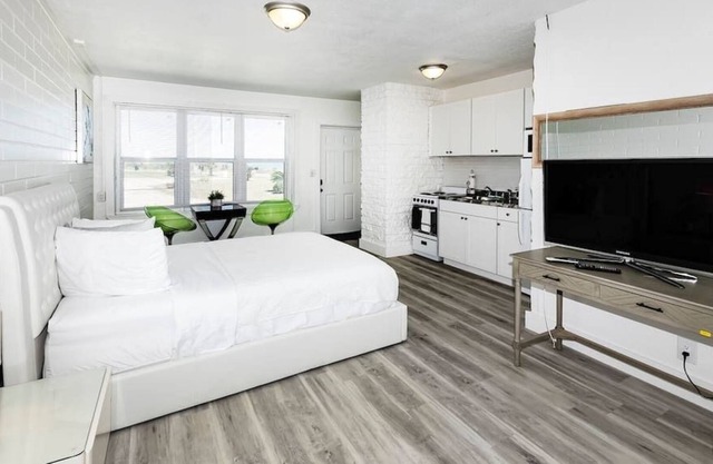 6 Bedroom Hotel W/ Beach Access!