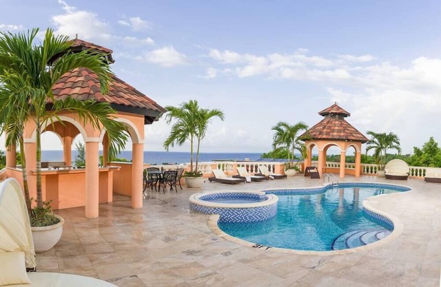 6 Bedroom Luxury Villa with Full Staff