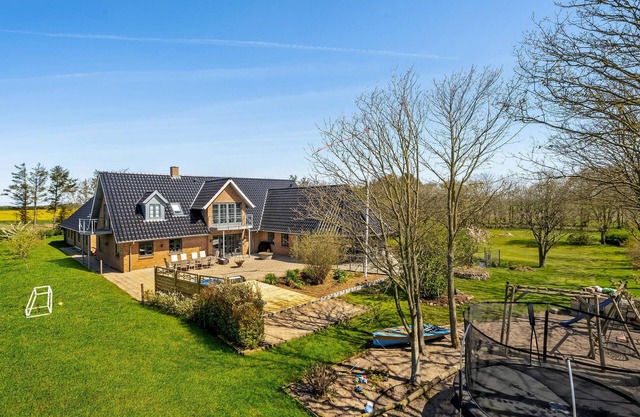 6 bedroom stunning home in Spøttrup