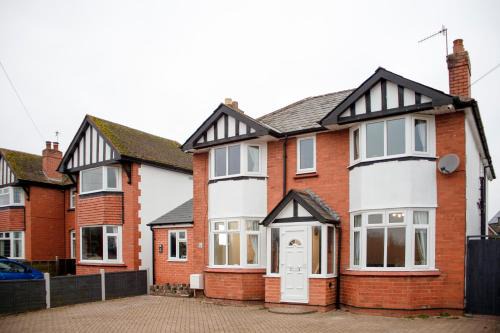 6 BR 3 Bath Spacious Tudor House & Free Parking