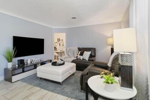 6 BR Pool Family Getaway near Coquina Beach
