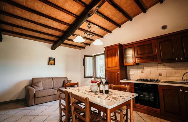 6 HOLIDAY HOLIDAY HOUSE: DEPANDANCE WITH FENCED PRIVATE COURT