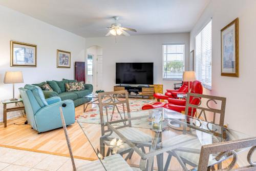 6 Mi to Fort Myers Beach Lakefront Home with Pool
