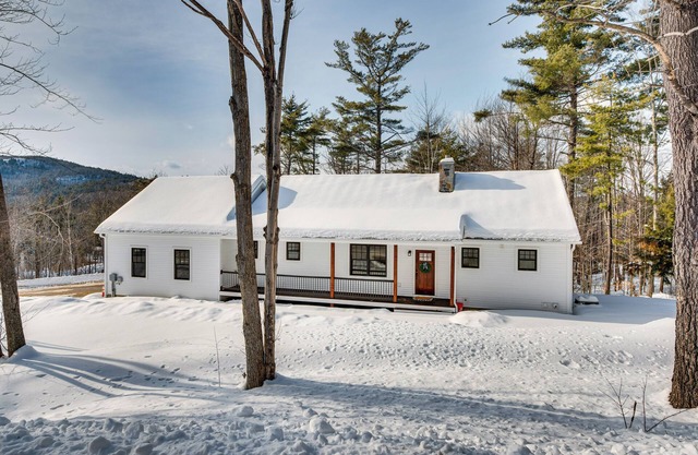6 Mi to Lake Winnipesaukee: New Hampshire Home